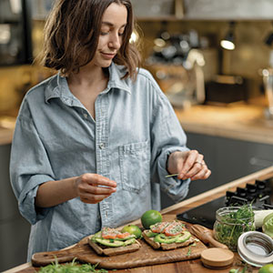 Femme qui cuisine